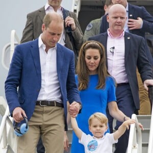 Le prince George de Cambridge avec ses parents le prince William et la duchesse Catherine au Royal International Air Tattoo à Fairford, le 8 juillet 2016.