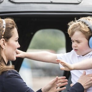 Le prince George de Cambridge avec ses parents le prince William et la duchesse Catherine au Royal International Air Tattoo à Fairford, le 8 juillet 2016.