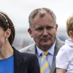 Le prince George de Cambridge avec ses parents le prince William et la duchesse Catherine au Royal International Air Tattoo à Fairford, le 8 juillet 2016.