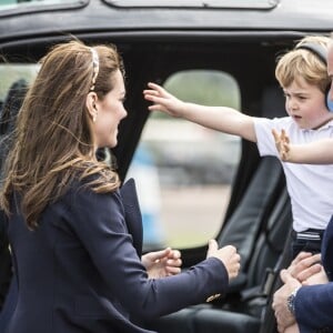 Le prince George de Cambridge avec ses parents le prince William et la duchesse Catherine au Royal International Air Tattoo à Fairford, le 8 juillet 2016.