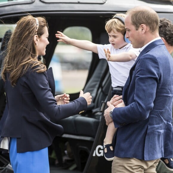 Le prince George de Cambridge avec ses parents le prince William et la duchesse Catherine au Royal International Air Tattoo à Fairford, le 8 juillet 2016.