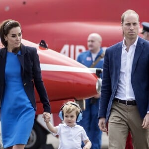 Le prince George de Cambridge avec ses parents le prince William et la duchesse Catherine au Royal International Air Tattoo à Fairford, le 8 juillet 2016.