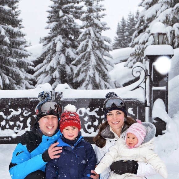 Le duc et la duchesse de Cambridge lors d'un séjour en famille avec leurs enfants le prince George et la princesse Charlotte à Courchevel le 7 mars 2016.