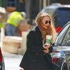 Exclusif - Mary-Kate et sa soeur Ashley Olsen se promènent à New York sur Madison Avenue et vont boire un Café le 19 Avril 2016.