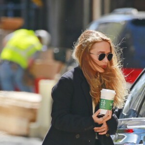Exclusif - Mary-Kate et sa soeur Ashley Olsen se promènent à New York sur Madison Avenue et vont boire un Café le 19 Avril 2016.
