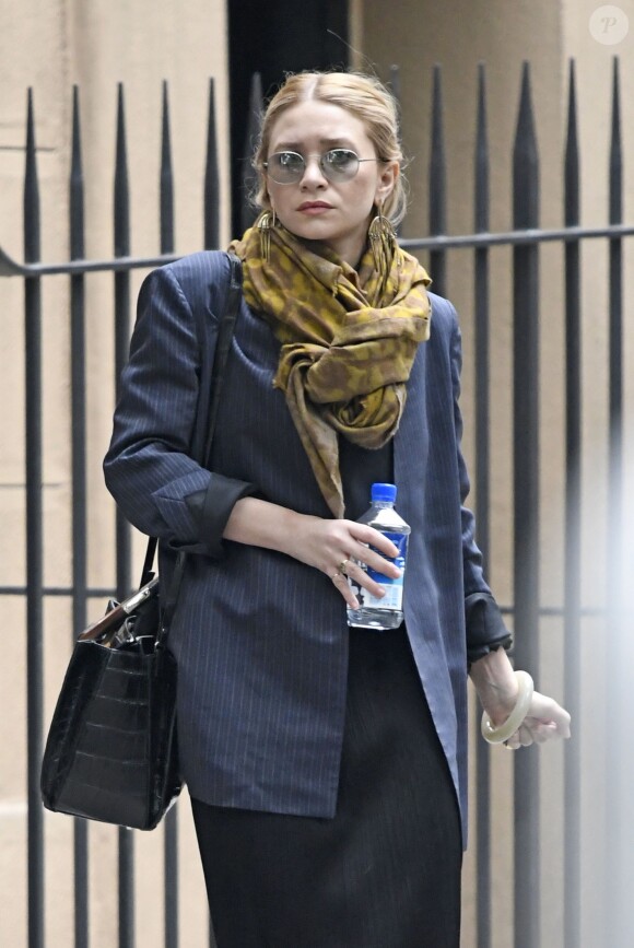 Ashley Olsen dans la rue à New York devant son appartement le 18 mai 2016.