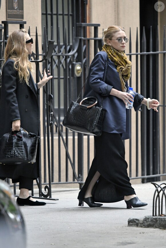 Les soeurs Mary-Kate et Ashley Olsen dans la rue à New York devant leur appartement le 18 mai 2016.