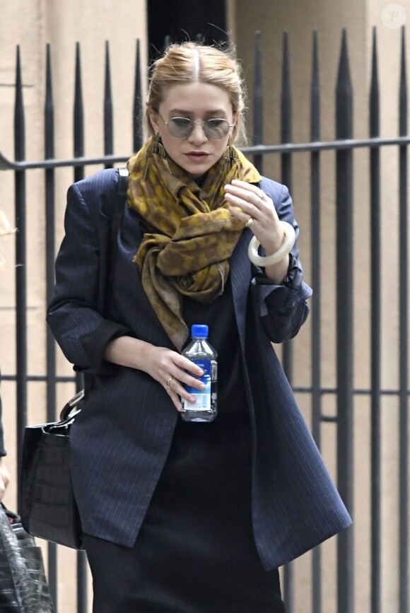 Ashley Olsen dans la rue à New York devant leur appartement le 18 mai 2016.