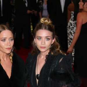 Mary-Kate Olsen et sa soeur Ashley Olsen - Soirée Costume Institute Gala 2015 (Met Ball) au Metropolitan Museum, célébrant l'ouverture de Chine: à travers le miroir à New York. Le 4 mai 2015.