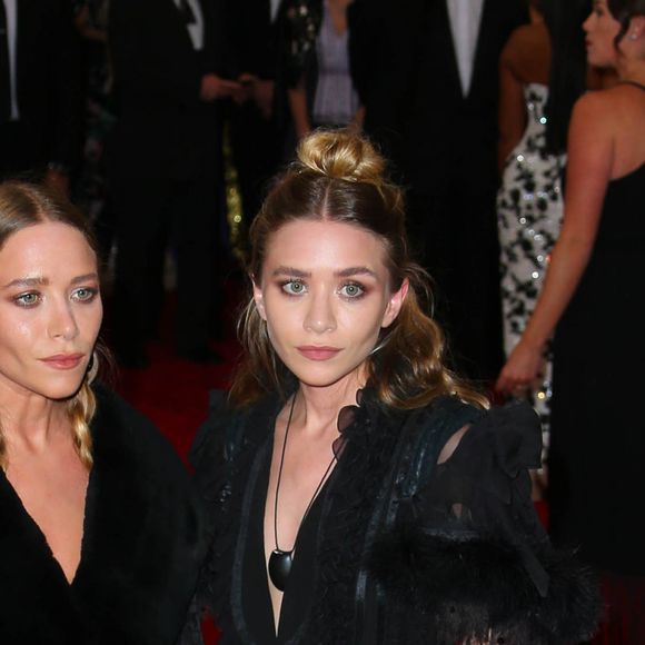 Mary-Kate Olsen et sa soeur Ashley Olsen - Soirée Costume Institute Gala 2015 (Met Ball) au Metropolitan Museum, célébrant l'ouverture de Chine: à travers le miroir à New York. Le 4 mai 2015.