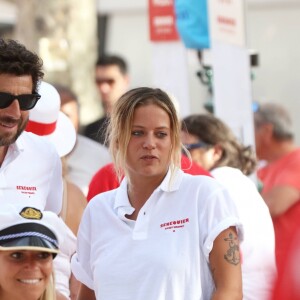 Patrick Bruel, Sophie Tapie et guest - Tournoi de pétanque des célébrités organisé par la maison Sénéquier sur la place des Lices à Saint-Tropez le 19 août 2016.