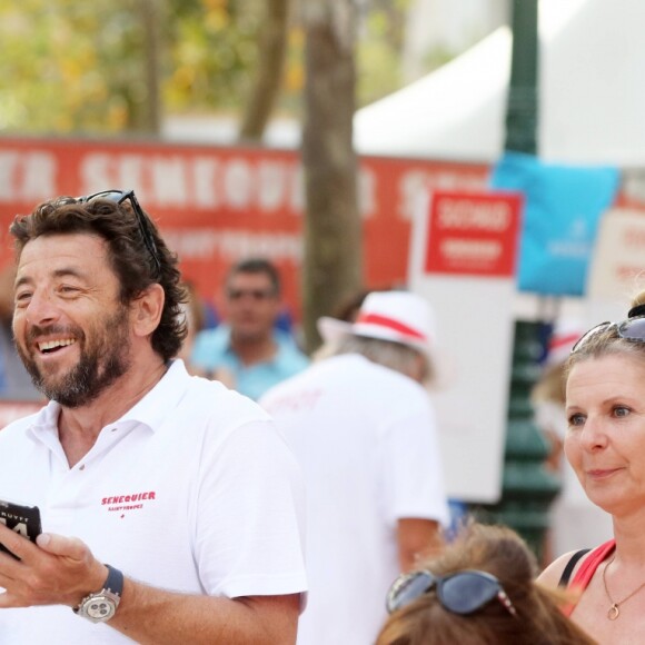 Patrick Bruel, Sophie Tapie et guest - Tournoi de pétanque des célébrités organisé par la maison Sénéquier sur la place des Lices à Saint-Tropez le 19 août 2016.