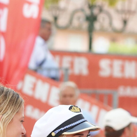 Patrick Bruel, Sophie Tapie et guest - Tournoi de pétanque des célébrités organisé par la maison Sénéquier sur la place des Lices à Saint-Tropez le 19 août 2016.