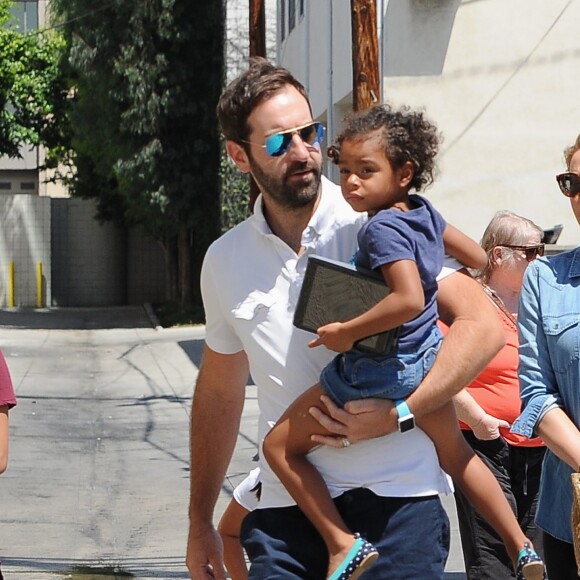 Katherine Heigl (enceinte) fait du shopping en famille avec son mari Josh Kelley et ses filles Adalaide et Nancy à Glendale le 13 août 2016.