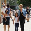 Katherine Heigl (enceinte) fait du shopping en famille avec son mari Josh Kelley et ses filles Adalaide et Nancy à Glendale le 13 aoiut 2016.