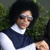 Le chanteur Prince assiste au match entre Rafael Nadal et Dusan Lajovic lors des Internationaux de France de tennis de Roland Garros à Paris, le 2 juin 2014.