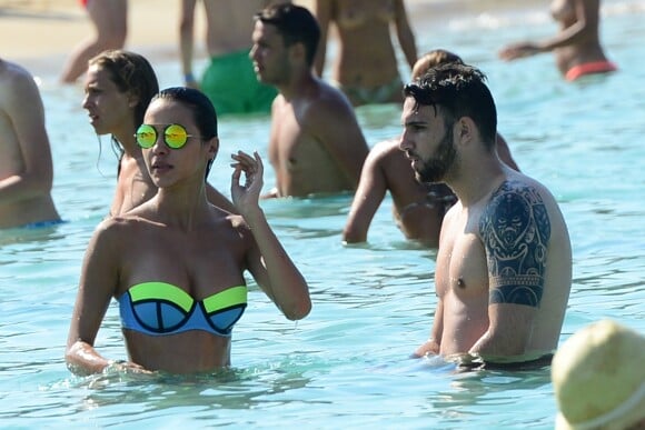 Exclusif - Leila Ben Khalifa (Secret Story 8) et son compagnon Aymeric Bonnery en vacances à Ibiza en Espagne le 21 juillet 2015. Leila Ben Khalifa semble avoir des problèmes avec son maillot de bain.