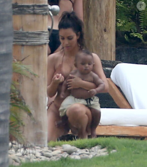 Kim Kardashian et son fils Saint West à Punta Mita, le 18 août 2016.