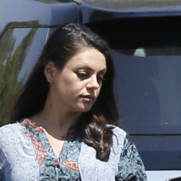 Mila Kunis enceinte se promène dans les rues de Los Angeles, le 24 août 2016