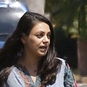 Mila Kunis enceinte se promène dans les rues de Los Angeles, le 24 août 2016
