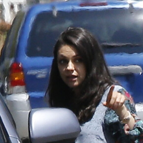 Mila Kunis enceinte se promène dans les rues de Los Angeles, le 24 août 2016