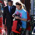 Frances Bean Cobain récupère une guitare accompagnée de son mari Isaiah Silva à Los Angeles le 16 janvier 2014.