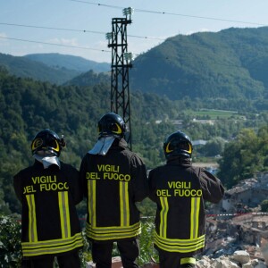 Pompiers, secouristes et bénévoles sont à pied d'oeuvre après le séisme qui a frappé l'Italie. Le séisme d'une magnitude de 6.0 qui a frappé l'Italie entre les régions de Lazio et de Marche a fait plus de 250 morts et de nombreux disparus. Les communes d'Amatrice et d'Accumoli sont parmi les plus touchées. Le tremblement de terre a été ressenti jusqu'à Rome, située à presque 150 kms de l'épicentre du séisme. Pescara Del Tronto, Italie, le 25 août 2016.