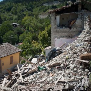 Pompiers, secouristes et bénévoles sont à pied d'oeuvre après le séisme qui a frappé l'Italie. Le séisme d'une magnitude de 6.0 qui a frappé l'Italie entre les régions de Lazio et de Marche a fait plus de 250 morts et de nombreux disparus. Les communes d'Amatrice et d'Accumoli sont parmi les plus touchées. Le tremblement de terre a été ressenti jusqu'à Rome, située à presque 150 kms de l'épicentre du séisme. Pescara Del Tronto, Italie, le 25 août 2016.