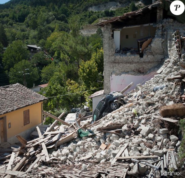 Pompiers, secouristes et bénévoles sont à pied d'oeuvre après le séisme qui a frappé l'Italie. Le séisme d'une magnitude de 6.0 qui a frappé l'Italie entre les régions de Lazio et de Marche a fait plus de 250 morts et de nombreux disparus. Les communes d'Amatrice et d'Accumoli sont parmi les plus touchées. Le tremblement de terre a été ressenti jusqu'à Rome, située à presque 150 kms de l'épicentre du séisme. Pescara Del Tronto, Italie, le 25 août 2016.