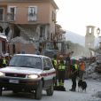 Pompiers, secouristes et bénévoles sont à pied d'oeuvre après le séisme qui a frappé l'Italie. Le séisme d'une magnitude de 6.0 qui a frappé l'Italie entre les régions de Lazio et de Marche a fait plus de 250 morts et de nombreux disparus. Les communes d'Amatrice et d'Accumoli sont parmi les plus touchées. Le tremblement de terre a été ressenti jusqu'à Rome, située à presque 150 kms de l'épicentre du séisme. Pescara Del Tronto, Italie, le 25 août 2016.