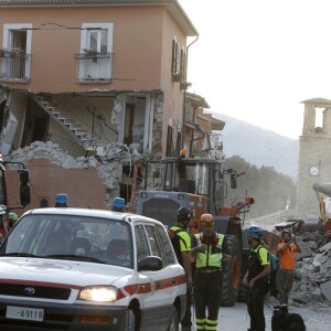 Pompiers, secouristes et bénévoles sont à pied d'oeuvre après le séisme qui a frappé l'Italie. Le séisme d'une magnitude de 6.0 qui a frappé l'Italie entre les régions de Lazio et de Marche a fait plus de 250 morts et de nombreux disparus. Les communes d'Amatrice et d'Accumoli sont parmi les plus touchées. Le tremblement de terre a été ressenti jusqu'à Rome, située à presque 150 kms de l'épicentre du séisme. Pescara Del Tronto, Italie, le 25 août 2016.