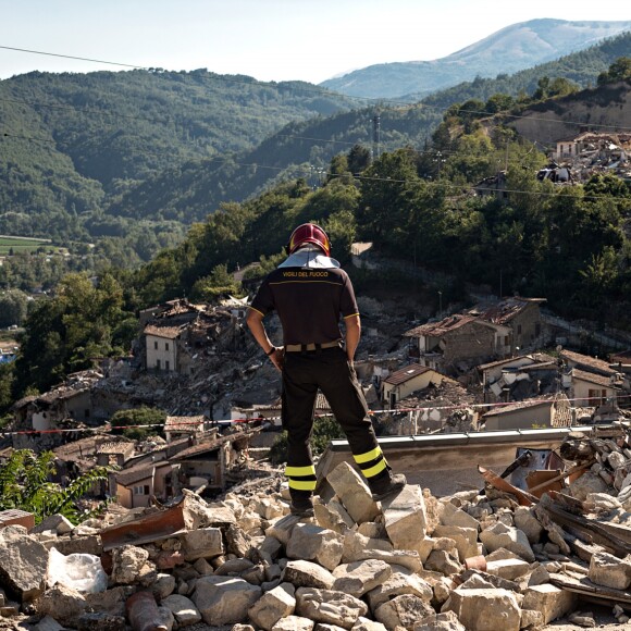 Pompiers, secouristes et bénévoles sont à pied d'oeuvre après le séisme qui a frappé l'Italie. Le séisme d'une magnitude de 6.0 qui a frappé l'Italie entre les régions de Lazio et de Marche a fait plus de 250 morts et de nombreux disparus. Les communes d'Amatrice et d'Accumoli sont parmi les plus touchées. Le tremblement de terre a été ressenti jusqu'à Rome, située à presque 150 kms de l'épicentre du séisme. Pescara Del Tronto, Italie, le 25 août 2016.