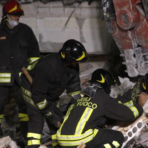 Pompiers, secouristes et bénévoles sont à pied d'oeuvre après le séisme qui a frappé l'Italie. Le séisme d'une magnitude de 6.0 qui a frappé l'Italie entre les régions de Lazio et de Marche a fait plus de 250 morts et de nombreux disparus. Les communes d'Amatrice et d'Accumoli sont parmi les plus touchées. Le tremblement de terre a été ressenti jusqu'à Rome, située à presque 150 kms de l'épicentre du séisme. Pescara Del Tronto, Italie, le 25 août 2016.