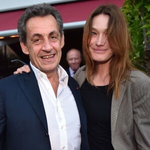 Semi-Exclusif - Nicolas Sarkozy et sa femme Carla Bruni-Sarkozy sont allés diner au restaurant "La Petite Maison" après avoir participé aux Journées d'études du Parti Populaire Européen à l'hôtel Méridien à Nice, le 1er juin 2016. © Bruno Bebert/Bestimage  For Germany call for price Semi-Exclusive - Nicolas Sarkozy and his wife Carla Bruni-Sarkozy having dinner at "La Petite Maison" restaurant after attending the meeting of "European People's Party days of study" (Journees d'etudes du Parti Populaire Européen) on June 1st, 2016, in Nice, Southern France.01/06/2016 - Nice