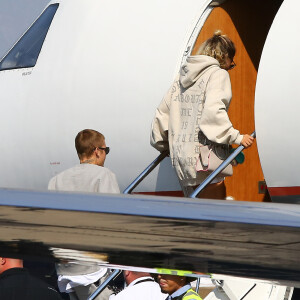 Justin Bieber et Sofia Richie montent dans un jet privé à Van Nuys. Les amis proches passent beaucoup de temps ensemble, serait il en couple?  Singer Justin Bieber and model Sofia Richie were seen boarding a private plane in Van Nuys, California on August 26, 2016. The couple have been spending a lot of time together since Bieber has gotten back from London.26/08/2016 - Van Nuys