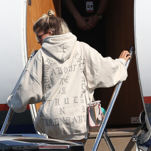 Justin Bieber et Sofia Richie montent dans un jet privé à Van Nuys. Les amis proches passent beaucoup de temps ensemble, serait il en couple?  Singer Justin Bieber and model Sofia Richie were seen boarding a private plane in Van Nuys, California on August 26, 2016. The couple have been spending a lot of time together since Bieber has gotten back from London.26/08/2016 - Van Nuys