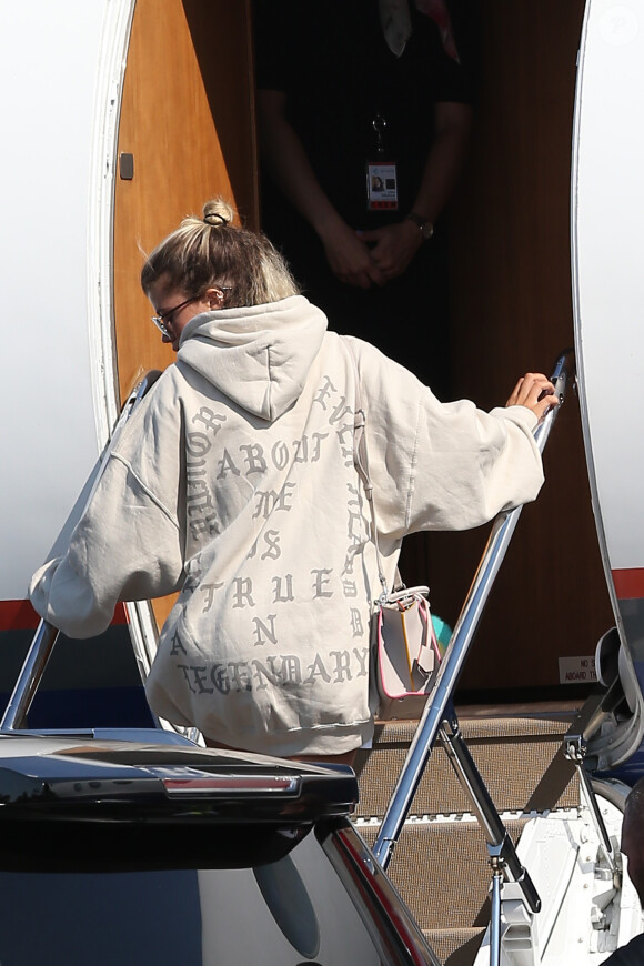 Justin Bieber et Sofia Richie montent dans un jet privé à Van Nuys. Les amis proches passent beaucoup de temps ensemble, serait il en couple?  Singer Justin Bieber and model Sofia Richie were seen boarding a private plane in Van Nuys, California on August 26, 2016. The couple have been spending a lot of time together since Bieber has gotten back from London.26/08/2016 - Van Nuys