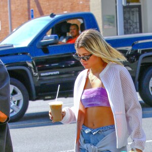 Sofia Richie fête son anniversaire avec des amis à West Hollywood. Elle est allée déjeuner au restaurant Mauro appartenant à Fred Segal, puis boire un verre au Earth Bar avant de se rendre au bureau de Justin Bieber le 24 août 2016