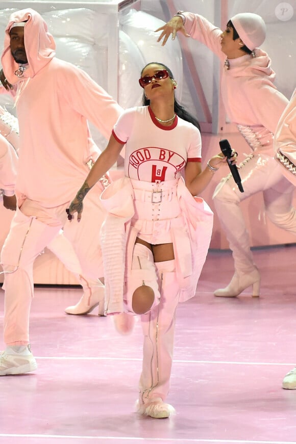 Rihanna sur la scène des MTV Video Music Awards 2016 au Madison Square Garden le 28 août 2016 à New York