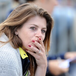 Exclusif - Aurore Aleman regarde et prend des photos de son compagnon Benjamin Castaldi sur Carlito d'Es 220 pendant le Prix Magic Millions lors du Longines Paris Eiffel Jumping au Bois de Boulogne à la plaine de Jeux de Bagatelle à Paris, le 2 juillet 2016. © Pierre Perusseau/Bestimage