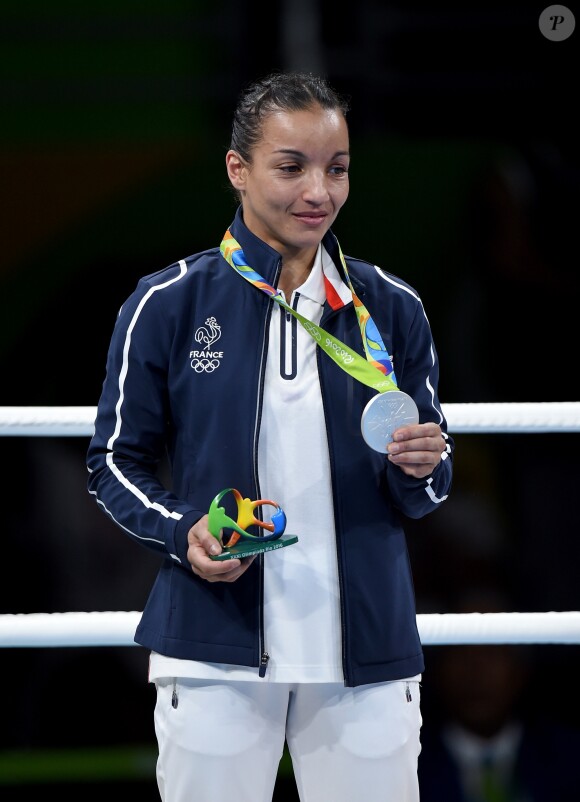 L'Anglaise Nicola Adams bat Sarah Ourahmoune en finale de boxe féminine, catégorie des -51kg, à Rio lors des Jeux olympiques, le 20 août 2016.