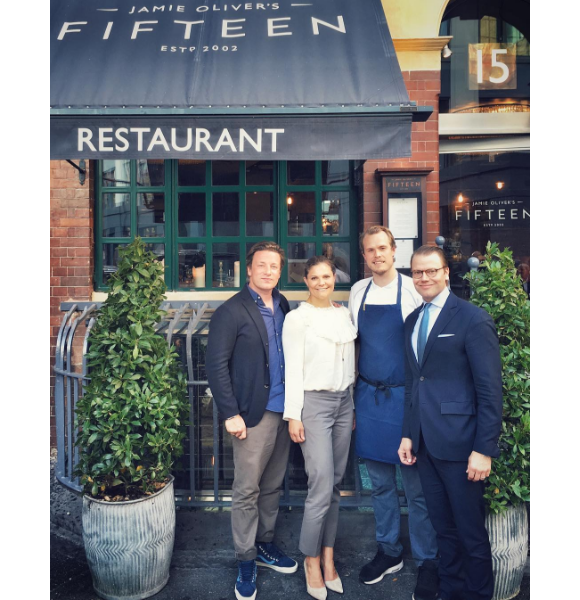 La princesse Victoria et le prince Daniel de Suède au restaurant Fifteen à Londres le 30 août 2016, en compagnie de Jamie Oliver et de son chef suédois Robbin. Photo Instagram Jamie Oliver.