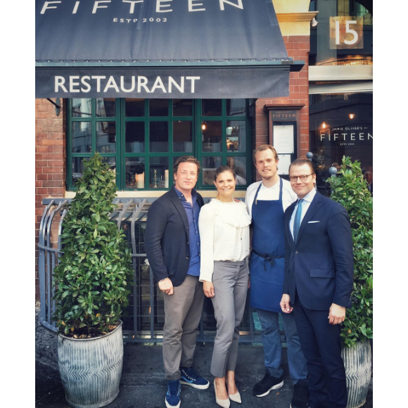 La princesse Victoria et le prince Daniel de Suède au restaurant Fifteen à Londres le 30 août 2016, en compagnie de Jamie Oliver et de son chef suédois Robbin. Photo Instagram Jamie Oliver.