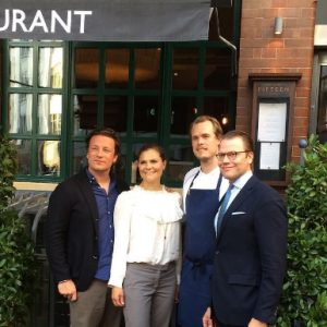 La princesse Victoria et le prince Daniel de Suède au restaurant Fifteen à Londres le 30 août 2016, en compagnie de Jamie Oliver et de son chef suédois Robbin. Photo Instagram cour royale de Suède.
