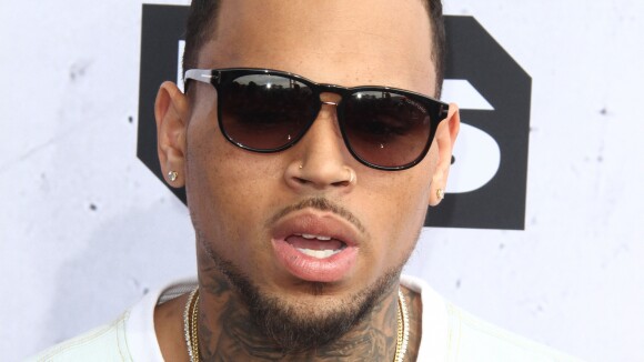 Chris Brown dévoile une nouvelle chanson et se dit victime d'un coup monté