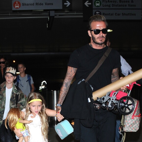 La famille Beckham arrive à l'aéroport de LAX à Los Angeles. David Beckham tient la main de sa fille Harper, Brooklyn marche aux côtés de sa mère Victoria, le petit Cruz porte tout seul sa guitare XXL et Romeo porte son skateboard. Le 29 août 2016