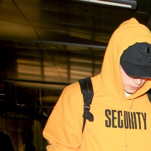 La famille Beckham arrive à l'aéroport de LAX à Los Angeles. David Beckham tient la main de sa fille Harper, Brooklyn marche aux côtés de sa mère Victoria, le petit Cruz porte tout seul sa guitare XXL et Romeo porte son skateboard. Le 29 août 2016