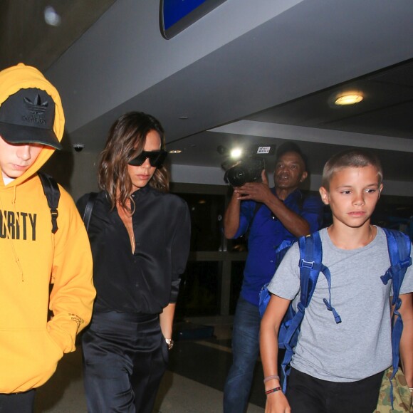 La famille Beckham arrive à l'aéroport de LAX à Los Angeles. David Beckham tient la main de sa fille Harper, Brooklyn marche aux côtés de sa mère Victoria, le petit Cruz porte tout seul sa guitare XXL et Romeo porte son skateboard. Le 29 août 2016