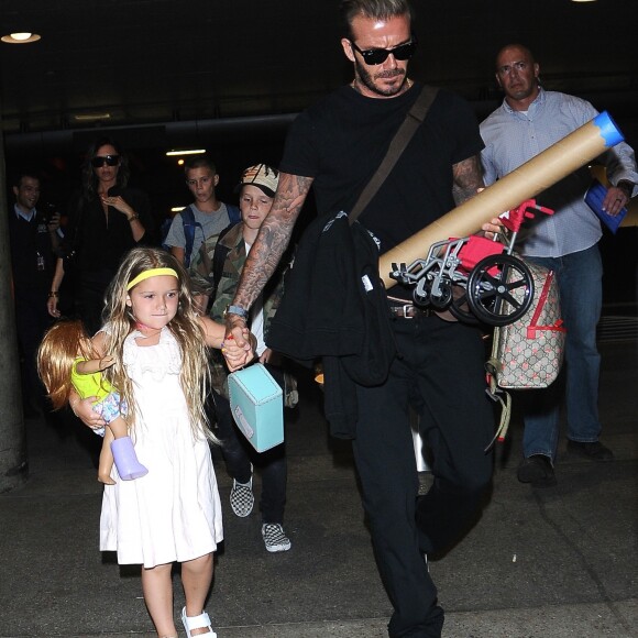 La famille Beckham arrive à l'aéroport de LAX à Los Angeles. David Beckham tient la main de sa fille Harper, Brooklyn marche aux côtés de sa mère Victoria, le petit Cruz porte tout seul sa guitare XXL et Romeo porte son skateboard. Le 29 août 2016