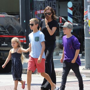 Victoria Beckham est allée déjeuner avec ses enfants Harper, Romeo, Cruz et Brooklyn au restaurant The Golden State à Los Angeles, le 21 août 2016